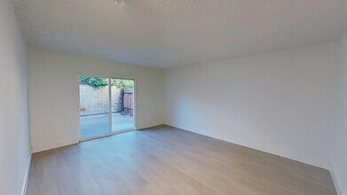 437-443 W Valencia Dr in Fullerton, CA - Foto de edificio - Interior Photo