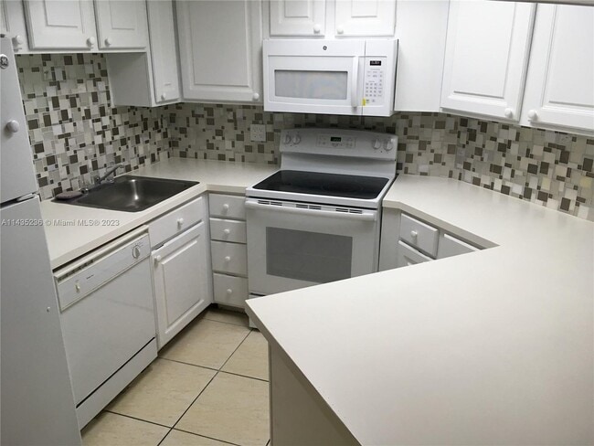 8235 Lake Dr, Unit 306 in Doral, FL - Building Photo - Building Photo