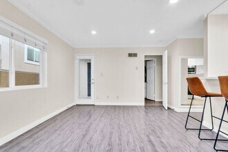 7405 Charmant Dr in San Diego, CA - Building Photo - Building Photo