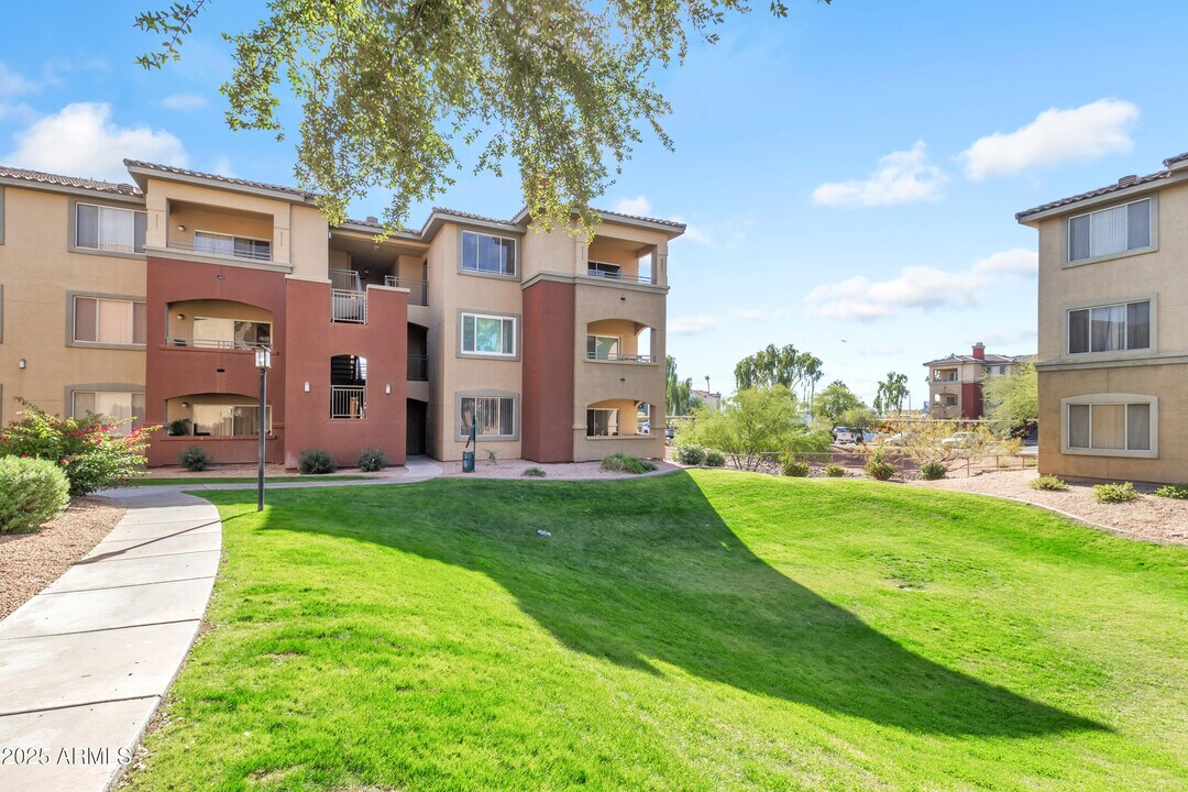 5401 E Van Buren St in Phoenix, AZ - Building Photo