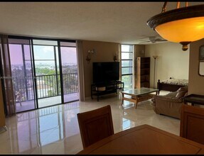 2500 NE 135th St in North Miami, FL - Building Photo - Building Photo