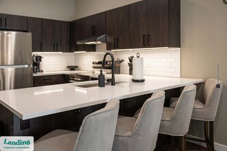 1364 E Battlefield Rd in Springfield, MO - Foto de edificio - Building Photo