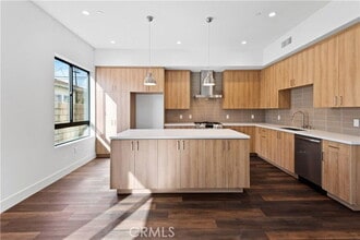 12300 Oxnard St in Los Angeles, CA - Building Photo - Building Photo