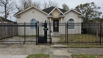 4714 Sharon St in Houston, TX - Building Photo