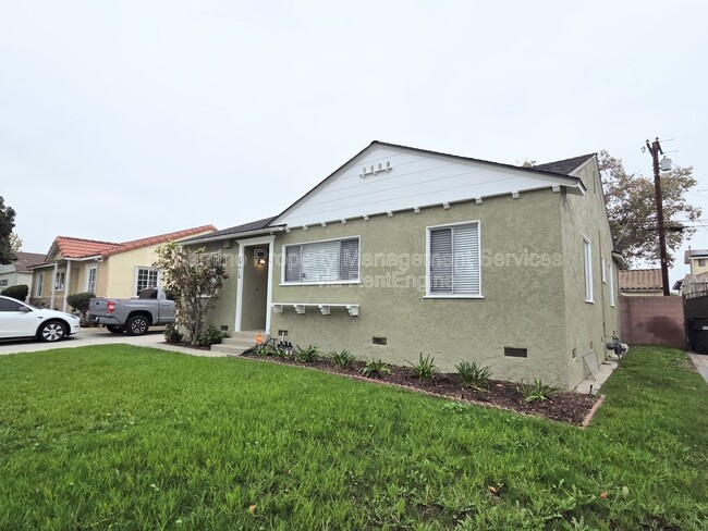 property at 10918 Dalwood Ave