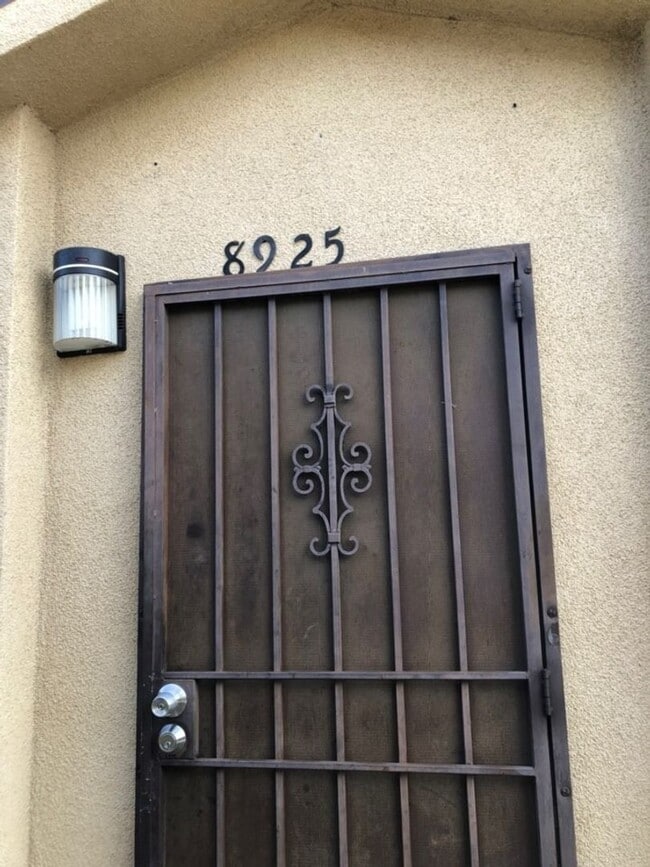 8923 Menlo Ave in Los Angeles, CA - Building Photo - Building Photo