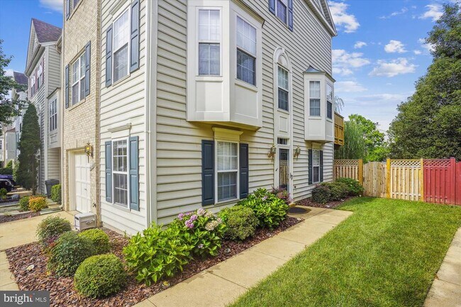 9238 Lorton Valley Rd in Lorton, VA - Foto de edificio - Building Photo