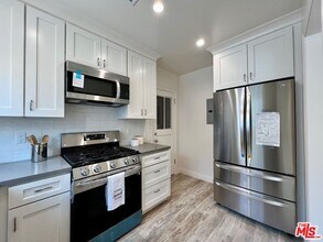 124 N Pass Ave in Burbank, CA - Building Photo - Building Photo