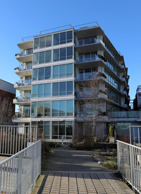 399 Tyee Rd in Victoria, BC - Building Photo - Building Photo