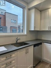 22 Lytham Grn Cir in Newmarket, ON - Building Photo - Building Photo