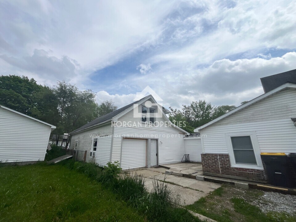 2208 Hendricks St, Unit 3 in Anderson, IN - Building Photo