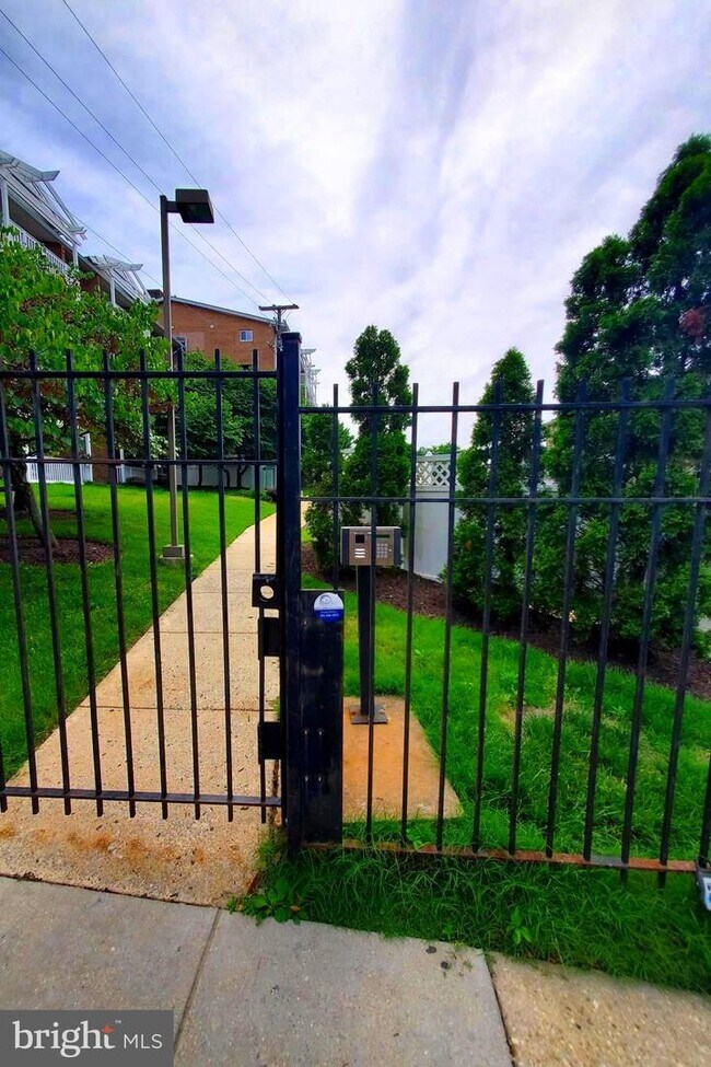 2609 Douglass Rd SE-Unit -102 in Washington, DC - Building Photo - Building Photo