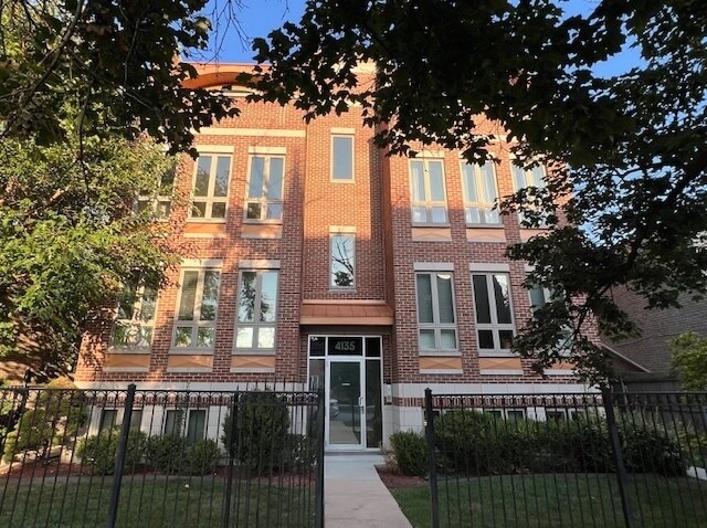 4135 N Kedvale Ave in Chicago, IL - Foto de edificio