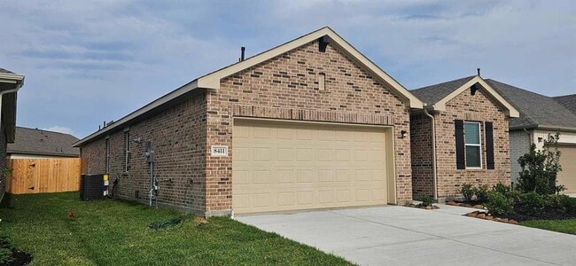 8411 Bay Oaks Dr in Baytown, TX - Building Photo - Building Photo