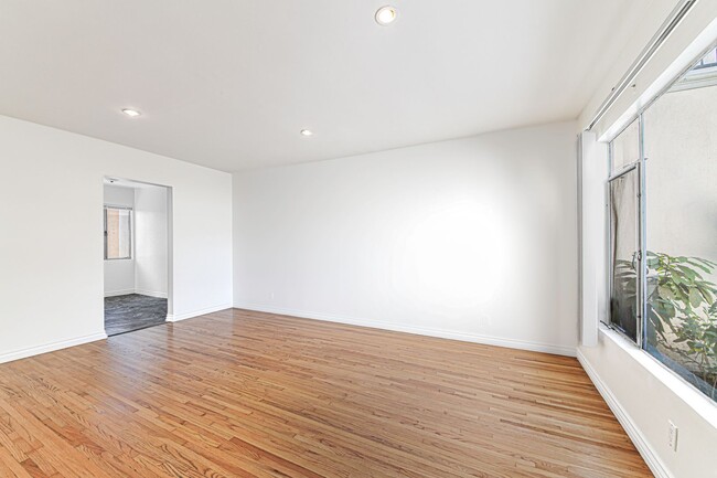 809 Flora Dr in Inglewood, CA - Foto de edificio - Building Photo