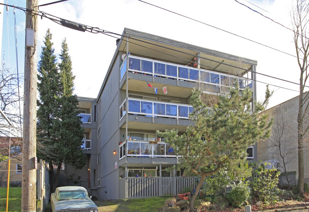 Tropics Apartments in Seattle, WA - Building Photo