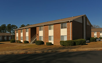 Pine Tree in Columbia, SC - Foto de edificio - Building Photo