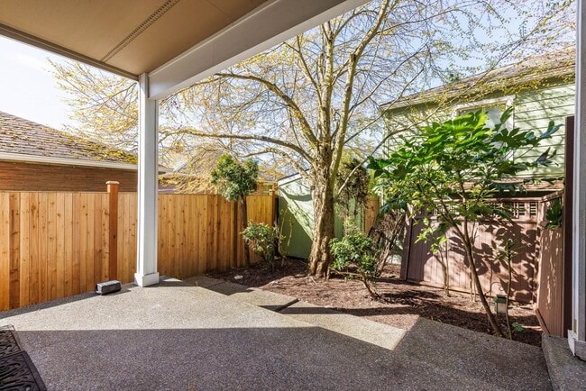 1619 SW Barton St in Seattle, WA - Building Photo - Building Photo