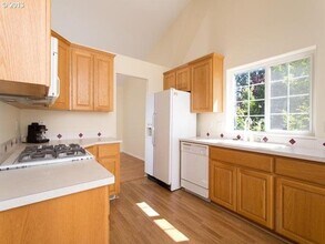 1947 NE 52nd Ave in Hillsboro, OR - Building Photo - Building Photo