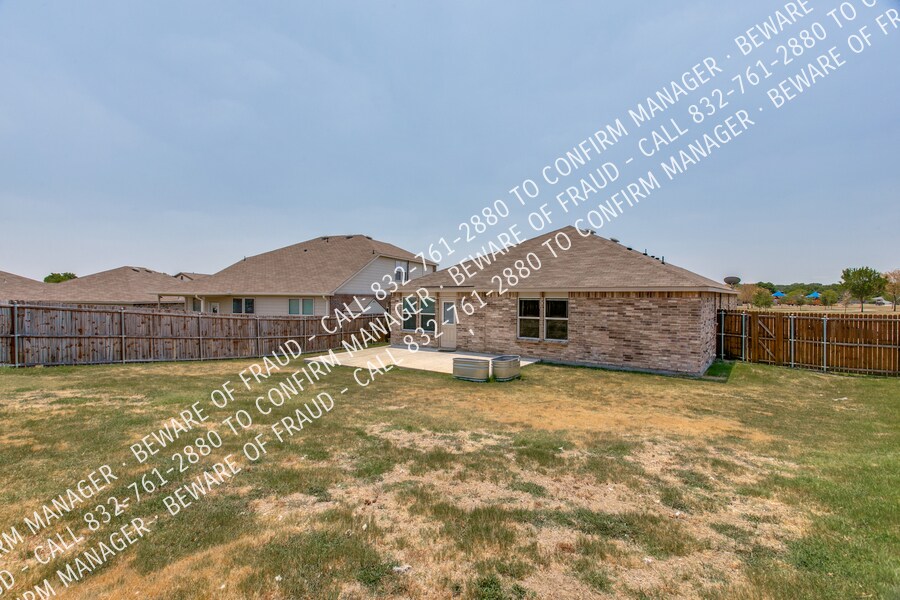 1128 Foxglove Ln in Burleson, TX - Building Photo