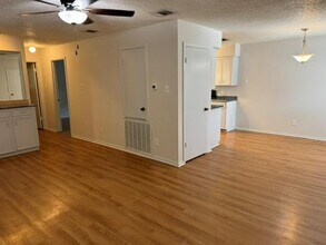 7000 Oak Meadow Cir in Austin, TX - Building Photo - Building Photo