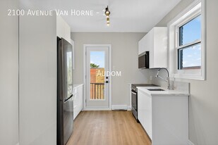 2100 Av. Van Horne in Montréal, QC - Building Photo