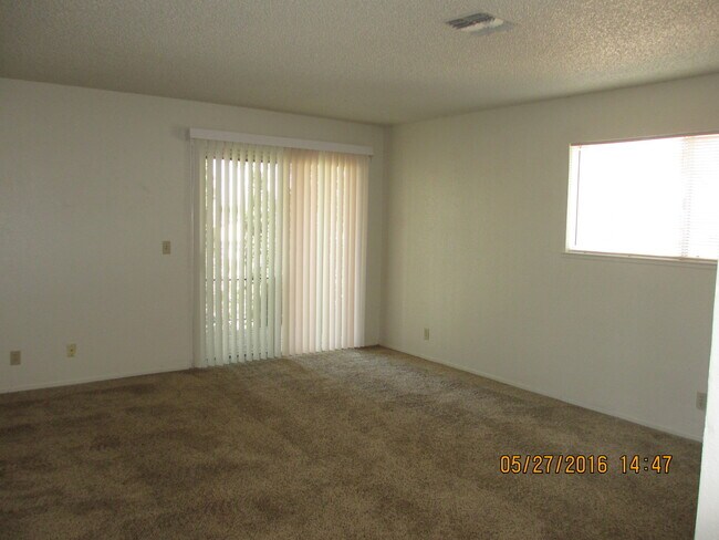 310 N 4th Ave in Oakdale, CA - Building Photo - Building Photo