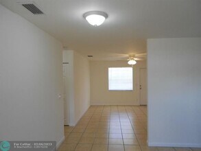 925 W 36th St-Unit -2 in West Palm Beach, FL - Foto de edificio - Building Photo