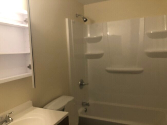 136 Mammoth Rd-Unit -12 in Hooksett, NH - Building Photo - Building Photo