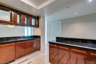 2700 Las Vegas Blvd S in Las Vegas, NV - Building Photo - Building Photo