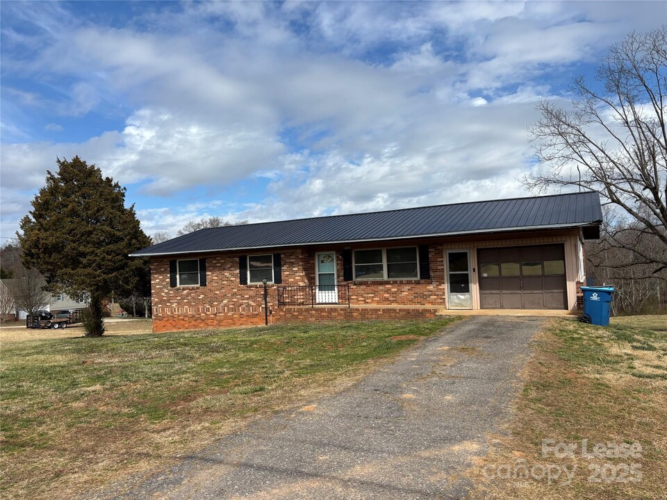 7088 Sherrills Ford Rd in Sherrills Ford, NC - Building Photo