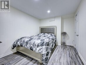 205 London Rd in Newmarket, ON - Building Photo - Building Photo