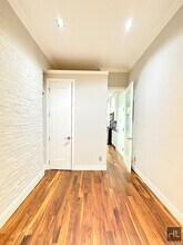 Mott Street in New York, NY - Foto de edificio - Building Photo