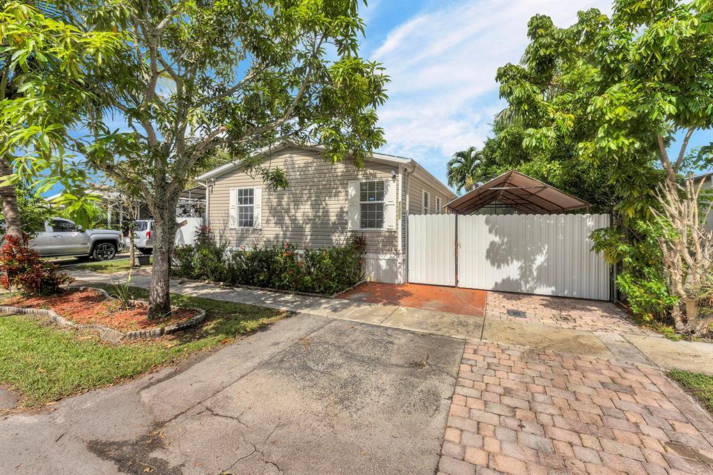 21831 NW 6th Ct in Pembroke Pines, FL - Building Photo