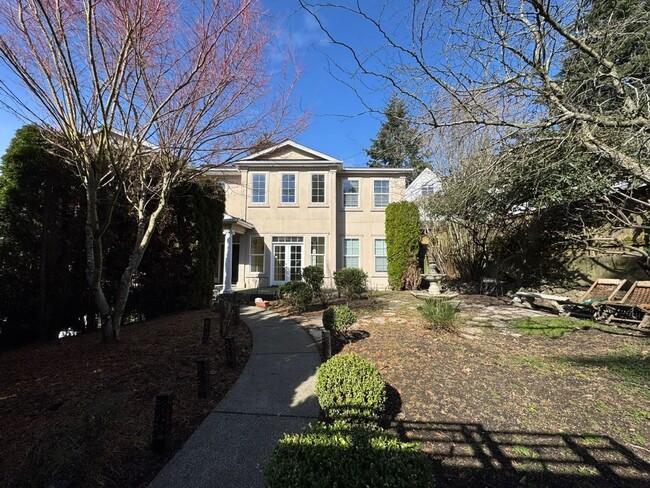 7002 SE 29th St in Mercer Island, WA - Building Photo - Building Photo