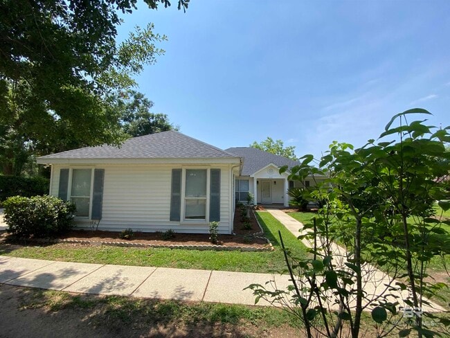 527 Carolyn Ave in Foley, AL - Building Photo - Building Photo