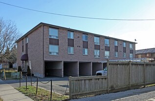61 Hall St in Oshawa, ON - Building Photo