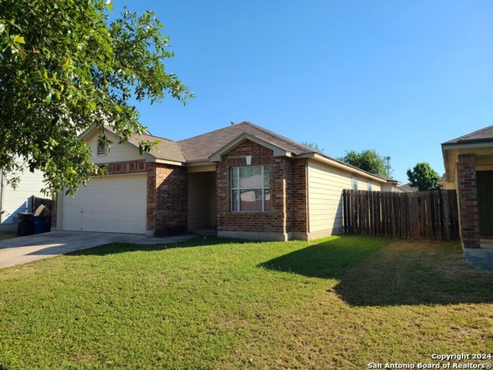 8911 Laguna Rio in San Antonio, TX - Building Photo