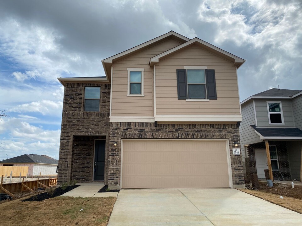 9546 Hinterlands Drive in San Antonio, TX - Building Photo