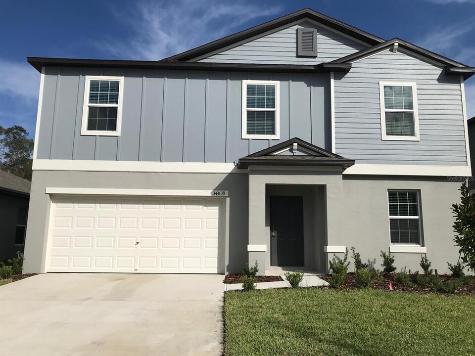 34839 Kircher Dr in Zephyrhills, FL - Foto de edificio