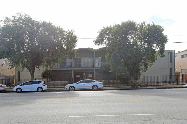 Roscoe Apartments in Winnetka, CA - Building Photo - Building Photo