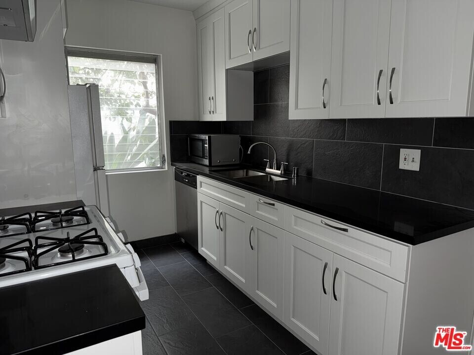 1475 S Wooster St in Los Angeles, CA - Building Photo