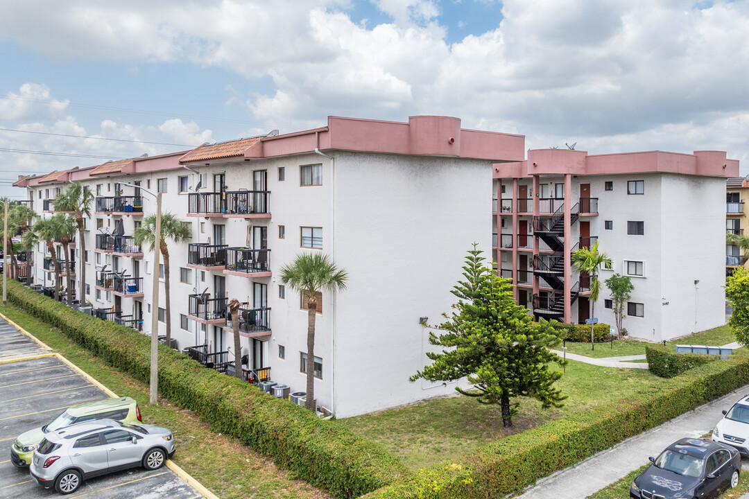 Aalmeda Towers in Hialeah, FL - Foto de edificio