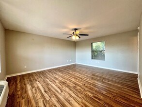 701 W Sycamore St, Unit 206 in Denton, TX - Building Photo - Building Photo