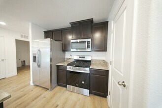 547 Virginia Ave in Sanger, CA - Foto de edificio - Building Photo