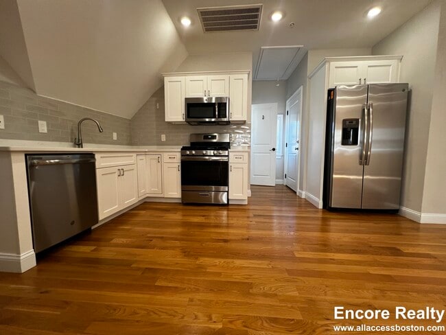 73 Gordon St, Unit 4 in Boston, MA - Foto de edificio - Building Photo