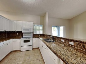 142 E Riverbend Dr in Sunrise, FL - Building Photo - Building Photo