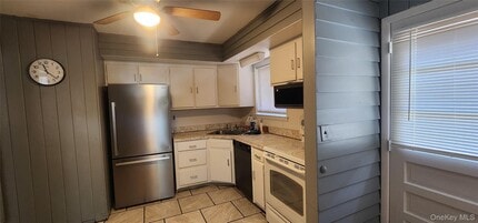 12 Hart Pl in Mastic, NY - Building Photo - Building Photo