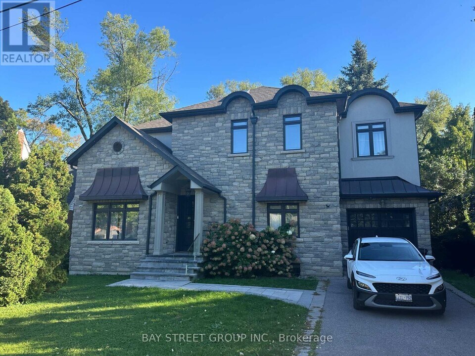 128 Thompson Ave in Toronto, ON - Building Photo