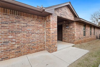 421 Chalk Hill Ct in Edmond, OK - Building Photo - Building Photo